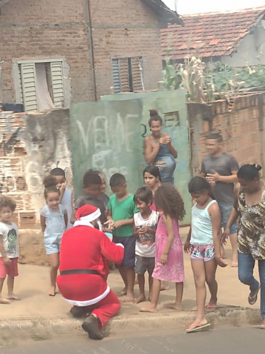 Foto 5 de 31 — Campanha Natal Solidário entrega 250 cestas básicas em Américo Brasiliense